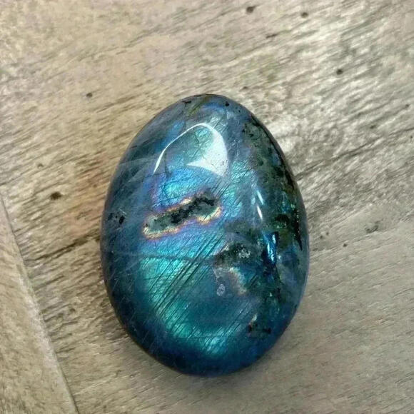 Labradorite oval polished stone.  Influence positive change. - Picture 1 of 3